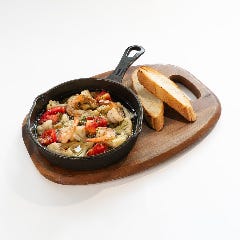 海老とカリフラワーのアヒージョ（バケット2枚付き）