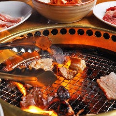 各テーブルに設置した七輪で芳ばしく焼いてお召し上がりください