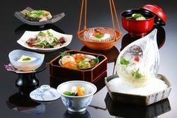 彩り鮮やかな旬の食材と、
嵐山の季節を感る京料理。