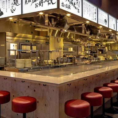 みっちゃん総本店 おりづるタワー店_【鉄板でお好み焼が焼き上がる様は臨場感抜群♪】鉄板前のカウンター席