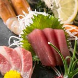 【アラカルト】
市場直送の旬鮮魚や黒毛和牛の肉寿司をご堪能