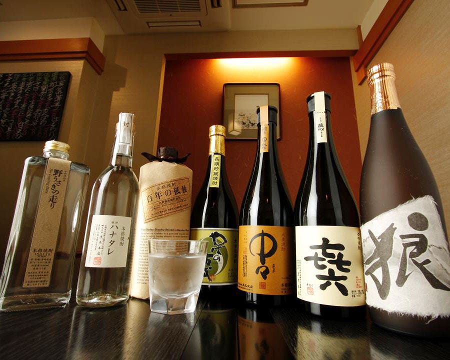 本格焼酎も充実の品揃え。通を満足させる吟味酒が並びます。