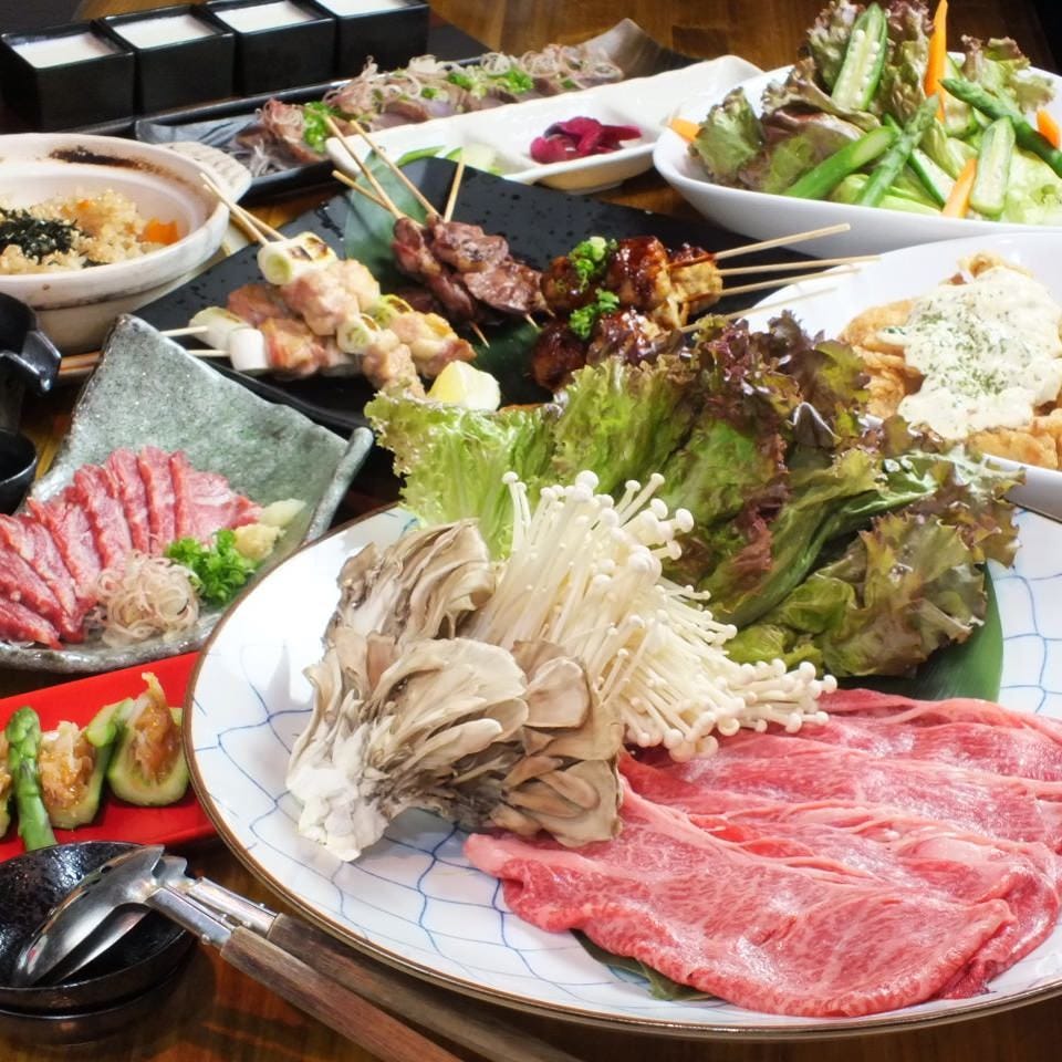 お肉やキノコなどがきれいに盛り付けられた鮮魚と地鶏料理 ねんごろ立川北口の料理