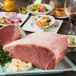 「鉄板焼きコース」のお肉は、北さつま牛、飛騨牛のヒレ or ロースからお好みで。ボリュームは100g（A・サーロインステーキのみ）、150g（B）、200g（C）、250g（D）からお選びいただけます。人気料理「レアステーキ葱まみれ」も付いて、お肉のおいしさをたっぷり味わえる内容です。
