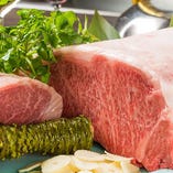 すべてのコースでお肉のランクとボリュームが選べます。おすすめは飛騨牛。深みのある味わいを鉄板焼きでご賞味ください。