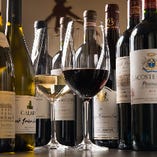 フランスのワイン産地のシュヴァリエ（ワインの騎士）の称号を持つワインコーディネイターが厳選したワインが約30種揃います。