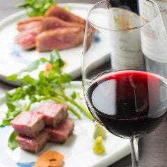 赤ワインとともにいただく上質の黒毛和牛は格別の味わいです
