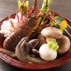 生け簀から取り上げたばかりの新鮮な伊勢海老も鉄板焼きに