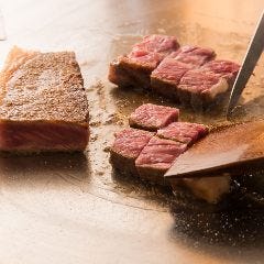 目の前で調理する様子を眺めながら味わう鉄板会席の味は格別です