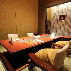 落ち着きのある和室で美食の数々とともにお酒をお楽しみください