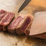 お部屋で焼いたお肉はすぐに切り分けてご提供。焼き立てのお肉を熱々でお召し上がりください。