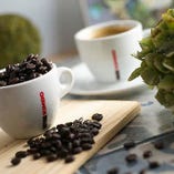 50年以上もの間、世界中のコーヒー愛好家から支持され続ける“真のナポリコーヒ”「KIMBO（キンボ）」の豆を使用