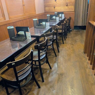 Ramen&Bistro Crab Club_テーブル席(2~4名様×4卓)