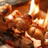 国産ひな鶏を30㎝の串に刺して
炭火で豪快に焼きます！