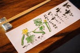 敷紙には、季節の花など女将の手描きのイラストが添えられています。