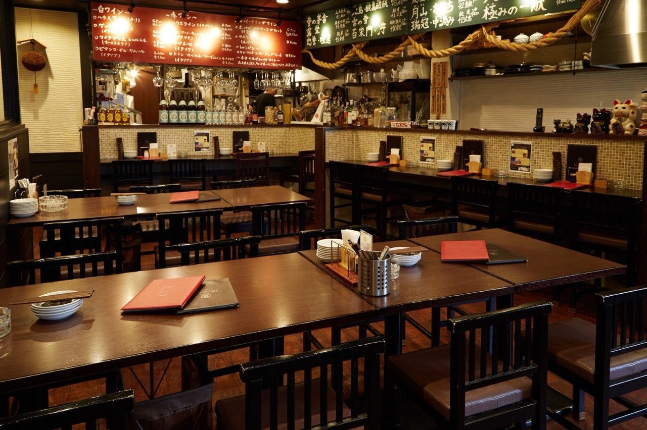 テーブルの上にメニューが置かれた日欧酒場 神のよだれ町田店の店内
