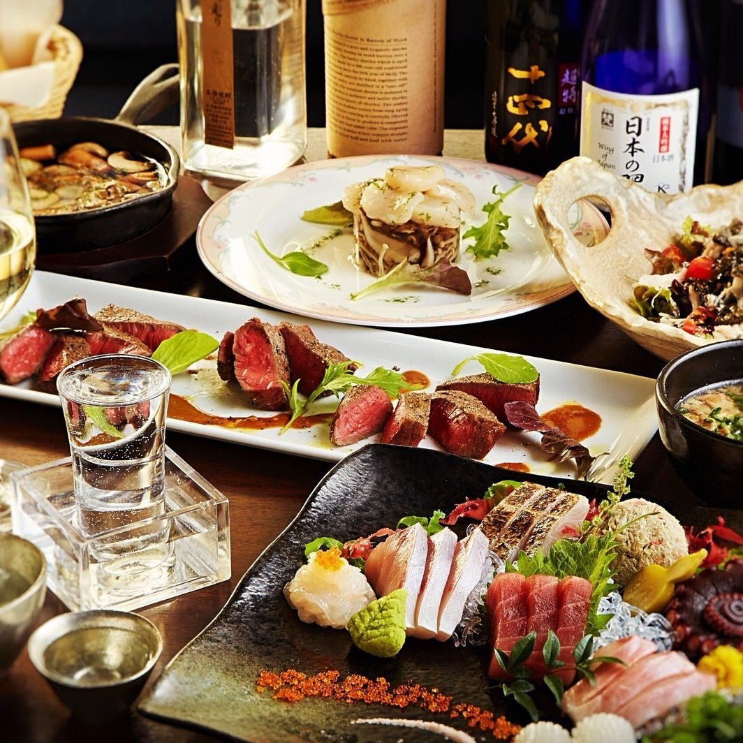 肉や魚など日欧酒場 神のよだれ町田店の料理が並べられている様子