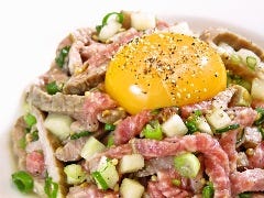 「黒毛和牛A5 炙り塩ユッケ」