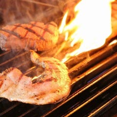 厨房のグリルでじっくり焼き上げる 肉料理もございます