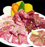 牛タン塩などを味わえる「豪華盛合せ」は、ちょっと贅沢なお肉の盛合せ！