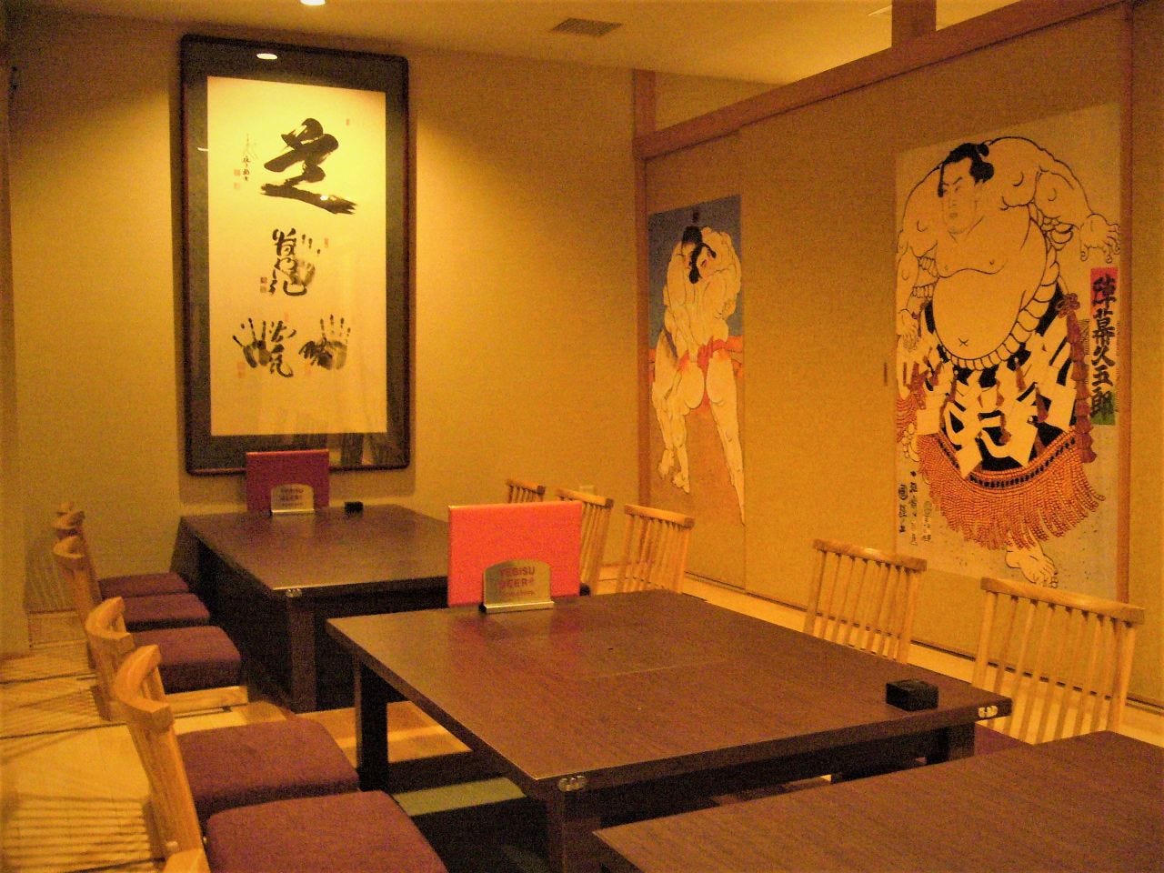 相撲の絵画が飾られた「ちゃんこ 玉海力 銀座店」の内観