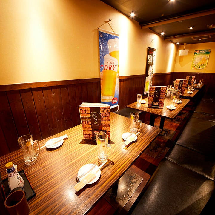 落ち着いた雰囲気の掘りごたつ席が並んでいるいいとこ鶏大宮店の店内