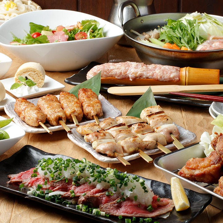 名物の焼き鳥や鍋料理が並んでいる様子