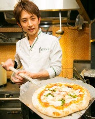 ピッツア職人が 特別オーダーの石窯で腕を奮います!