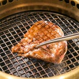 舌触り滑らかな特選肉をサッと炙るように焼き、しゃぶしゃぶスタイルに