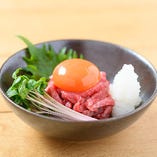 黄身おろしユッケ　※一般的に食肉の生食は食中毒のリスクがあります。お子様、ご高齢の方、食中毒に対する抵抗力の弱い方は食肉の生食を控えてください。