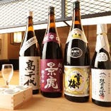 【日本酒】うまい米と清らかな水に恵まれた雪国・新潟。この地で研鑽を積んだ杜氏による至高の日本酒を揃えております。唎酒師の資格を持つスタッフが蔵元を訪れ、味わって厳選したお酒ばかり。純米酒や大吟醸に偏ることなく、料理に合わせてこそ美味しいものを集めました。