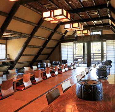 広々とした座敷席と木のテーブル