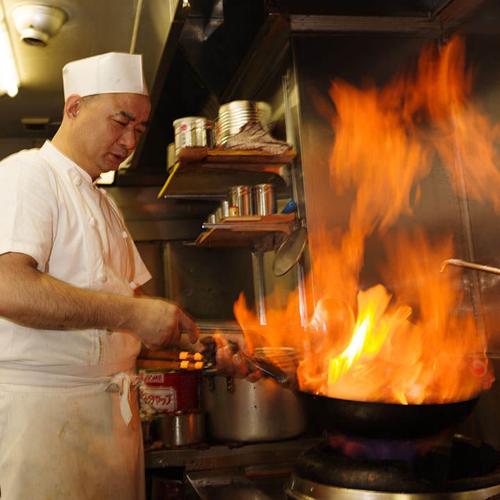 中華料理は火力が命！
炎の中で食材が踊ります