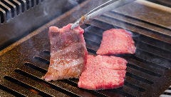 融点の低い黒毛和牛はさっと炙る程度の焼き加減がおすすめです