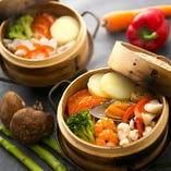 彩り豊かな温野菜サラダや、女子会の定番アヒージョ、サクサク揚げたてを味わう天ぷら…など、ろばた以外にも多彩な逸品をご用意しています！
