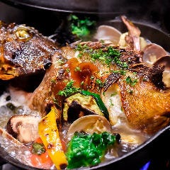 お魚まるまる一匹使うアクアパッツァ！今日の鮮魚から選べます