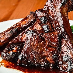 やわらかジューシーなスペアリブ！濃厚な味わいでビールにも◎