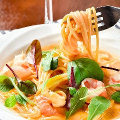 濃厚な海老の旨みを楽しむ「海老のクリームパスタ」は必食です
