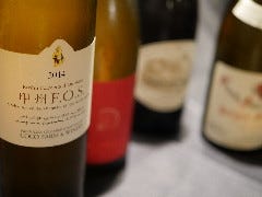 イタリア、日本、アメリカのオレンジワインも取り揃えています