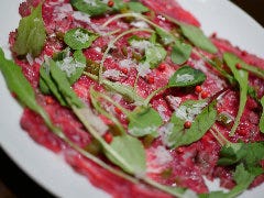 【A5和牛のカルパッチョ】 和牛肉の旨みが舌の上ではじけ出す