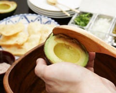 季節の前菜とワインで乾杯
