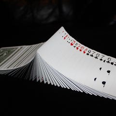 各テーブルで行なうカードマジックは驚きと笑いが!!!