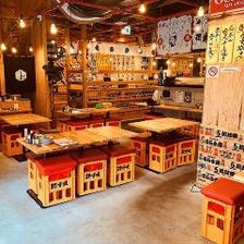 ワイワイ楽しめる臨場感溢れる店内