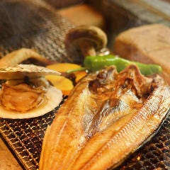 カレイ、ホッケ、ハタハタなど北海道の漁港直送魚介を炭火焼で