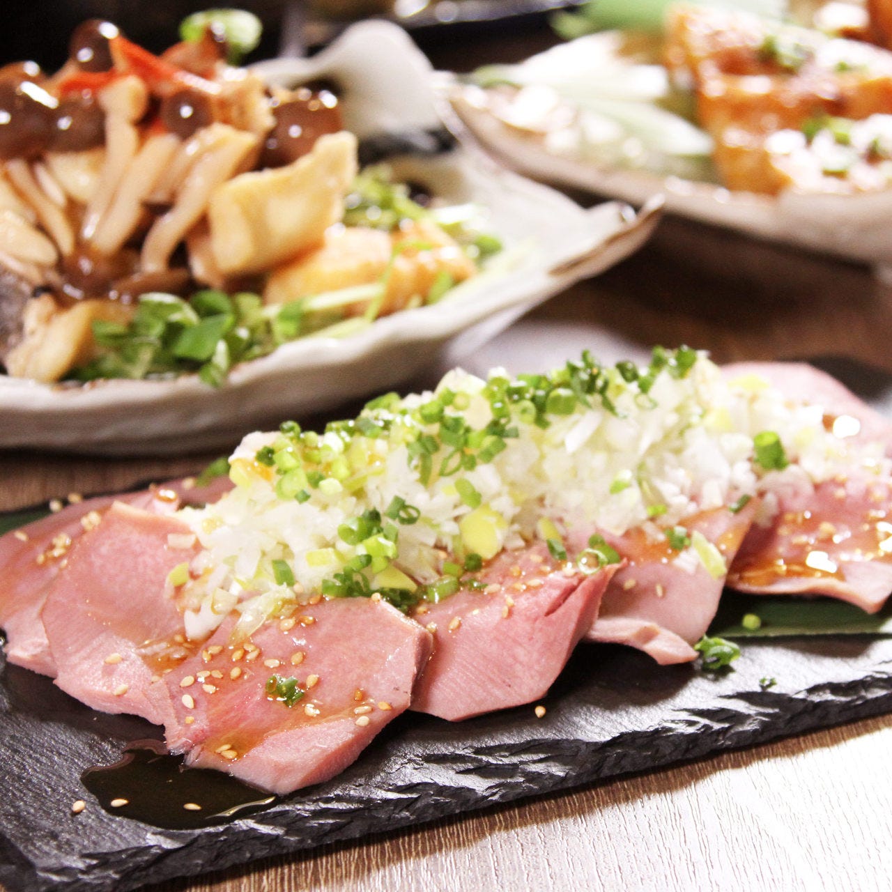 7000円コースはデカ皿に盛った
豚タン刺身から始まる贅沢を！