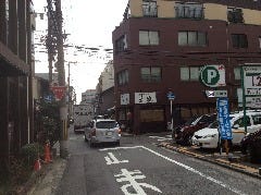 写真にあるのが二つ目の交差点の室町仏光寺です。
右手に三井リパークさん(駐車場)や古雅さんが見えます。
この交差点を左に曲がって頂くとすぐに左手に当店が見えます。