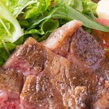 【ステーキ】
肉にもこだわり！黒毛和牛ステーキは旨味たっぷり