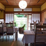 京都らしいお庭を臨む大人の町家空間『1階テーブル席』（10名様まで）