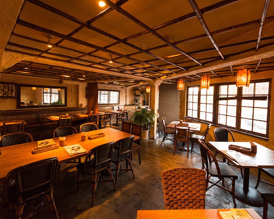 ブラウン調でリゾートテイストな内観