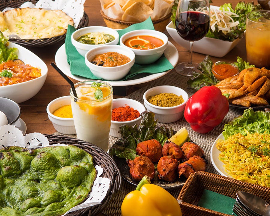カレーやナン、揚げ物が並べられたテーブル